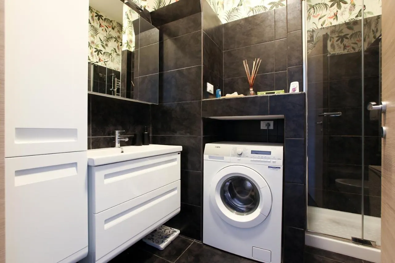 Modern Apartment Close To Shopping District Milan Italy
