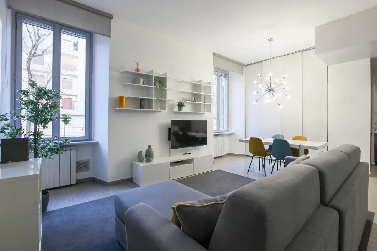 Modern Apartment Close To Shopping District Milan Italy