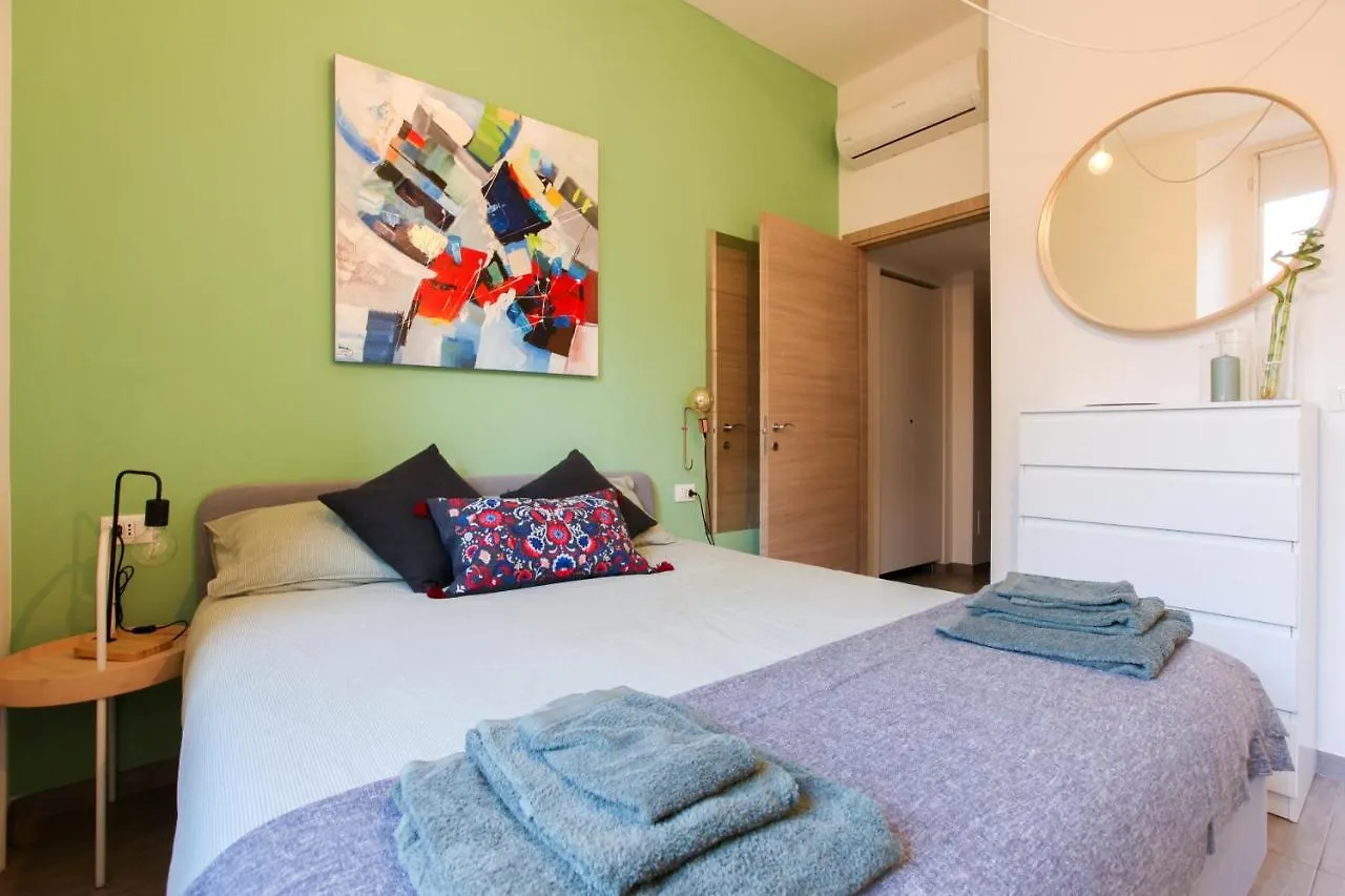 Modern Apartment Close To Shopping District Milan Italy